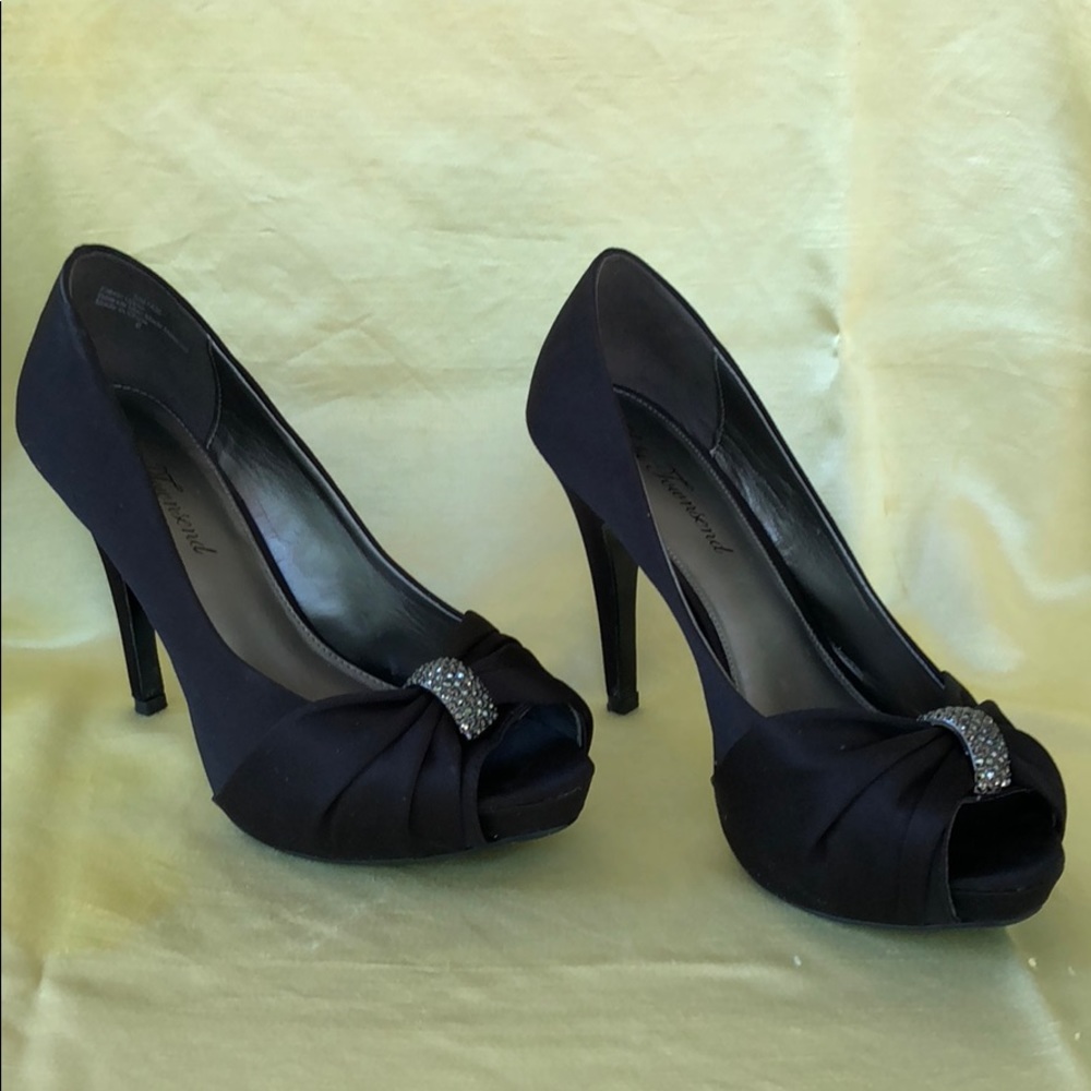 EUC Lulu Townsend black satin heels size 8